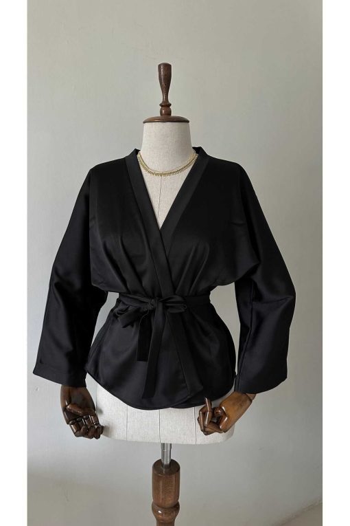 کیمونو طراحی بافتنی ساتن کمربند دار مشکی زنانه برند Glowear Atelier کد 1719591684