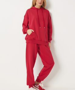 ست ورزشی زنانه شامل سویشرت کلاه‌دار قرمز و شلوار جگر با طراحی اوور سایز و بافتنی مدل PYS0027 کد 1741198583
