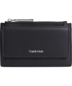 CK MUST ZIP FLAP CARDHOLDER به فارسی به معنای جای کارت زیپی CK MUST با درپوش است. کد 1741718465