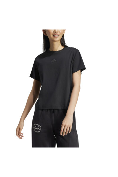 به نظر می‌رسد که W BLUV Q3 TEE یک نام یا مدل محصول، احتمالاً یک تی‌شرت (T-shirt) باشد. در این نام به نظر می‌رسد که W به معنی زنانه (Women's) است و Q3 ممکن است به یک فصل یا خط تولید خاص اشاره داشته باشد. BLUV نیز ممکن است به رنگ آبی (Blue) اشاره کند. بنابراین، این عنوان می‌تواند به یک تی‌شرت زنانه آبی رنگ از خط تولید فصل سوم اشاره کند. کد 1741969266