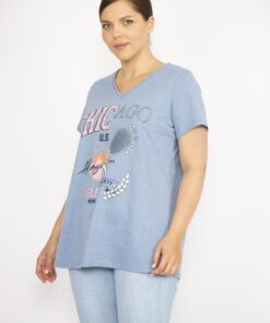 بلوز زنانه سایز بزرگ، آبی ملایم، یقه V، کوتاه با جزئیات نقرهای و چاپی. کد 1742312592