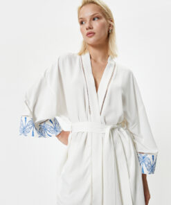 کیمونو بلند و اورسایز با ترکیب کتان و دارای جزئیات گلدار و کمربند کد 1741546271