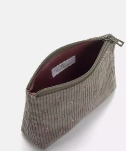 کیف لوازم آرایش طرح‎دار قلب برند Pull & Bear کد 1749440711