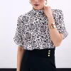 بلوز طرحدار آستین کوتاه شیری برند Sateen کد 1753346483