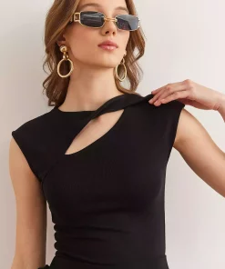 بلوز مودال پنبه طرحدار دوشی دکولته قطره ای مشکی زنانه برند Olalook کد 1753669872