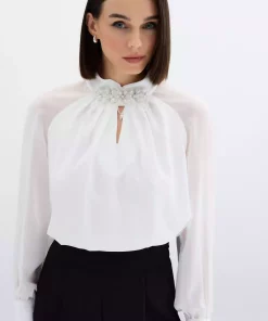 بلوز اکسسوار دار یقه شیری برند Sateen کد 1753346523
