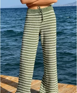 بافتنی طرحدار راهراه پاچه اسپانیایی سبز-سفید شلوار زنانه برند CHUBA کد 1753690987