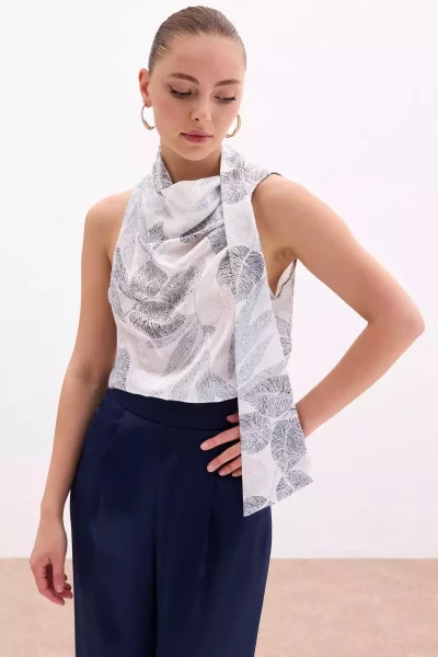 بلوز طرح‎دار یقه کراواتی مشکی برند Sateen کد 1753368072