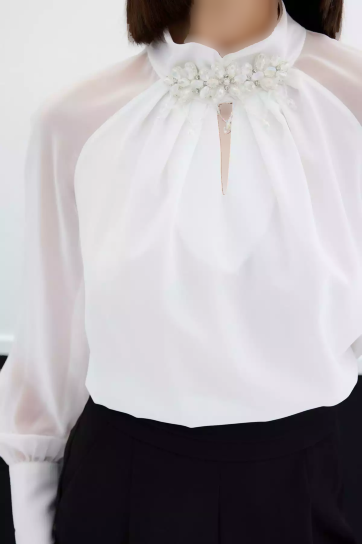 بلوز اکسسوار دار یقه شیری برند Sateen کد 1753346523