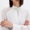 بلوز اکسسوار دار یقه شیری برند Sateen کد 1753346523