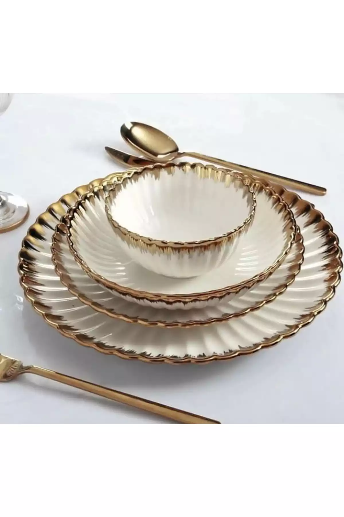 سرویس غذاخوری چینی 6نفره 24تکه papatya طلایی برند decovien کد 1753907587