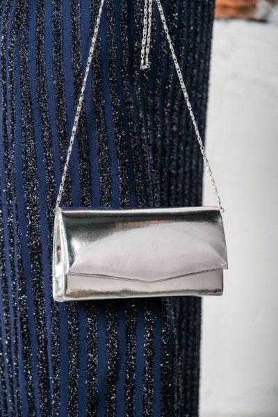 کیف مجلسی دخترانه کوچک نقره‌ای با بند دوشی کد 1758422466