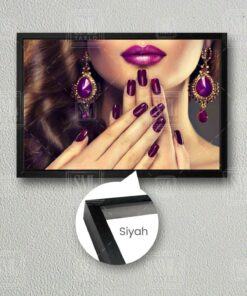 زن با گوشواره بنفش و لاک، تابلو کانواس افقی زیبا. کد 1758422470