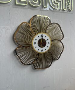 ساعت دیواری طراحی چوبی با الگوی گل داوودی کد 1758139867