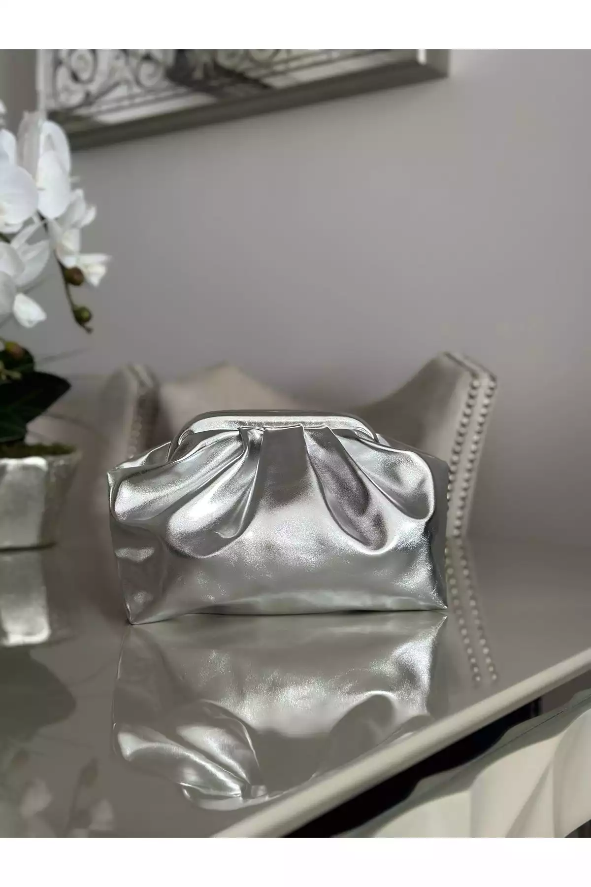 کیف مجلسی چرم مصنوعی روزانه براق نقره بنددار زنانه برند mossi کد 1758408068