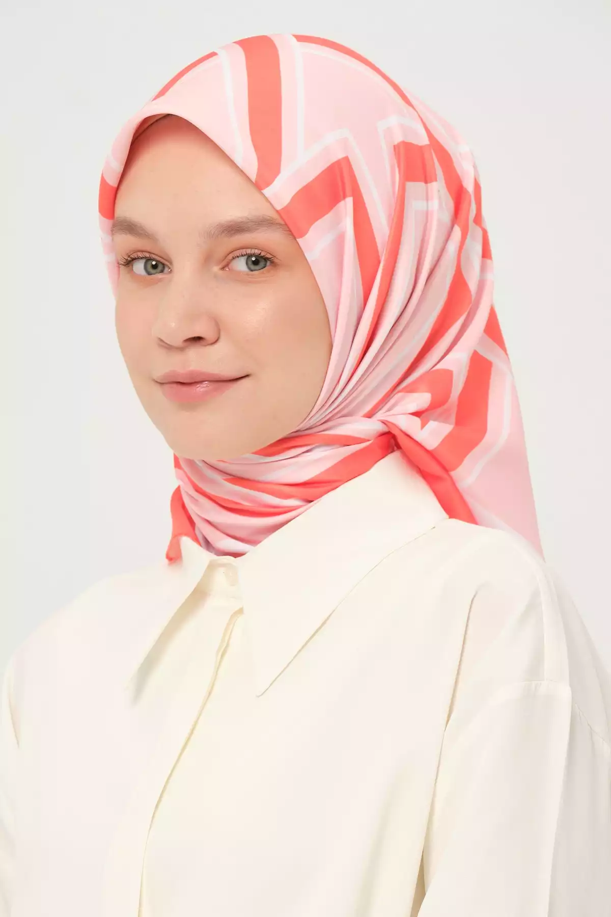 روسری پارچه دیجیتالی تویل چند رنگ 90x90cm برند Madame Polo کد 1757932863