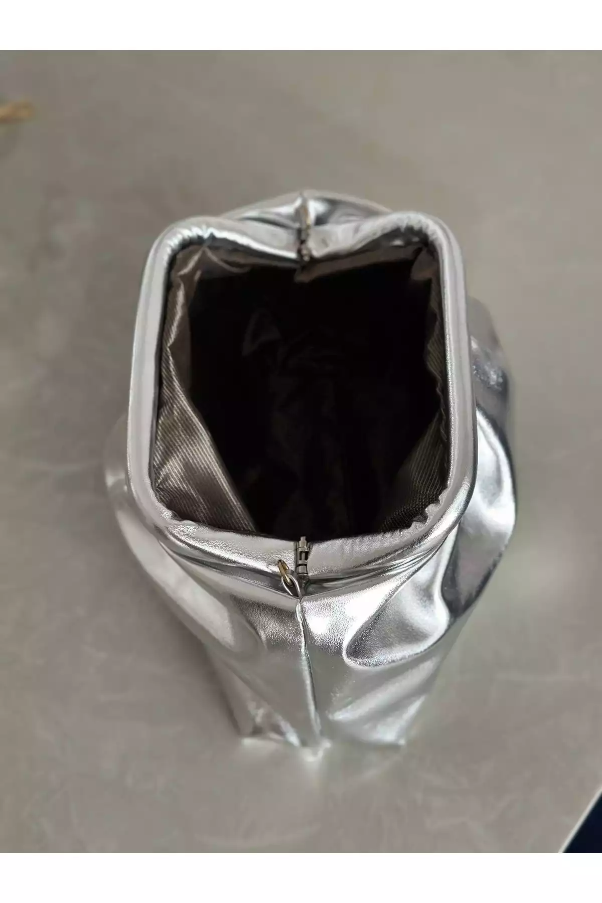 کیف مجلسی چرم مصنوعی روزانه براق نقره بنددار زنانه برند mossi کد 1758408068