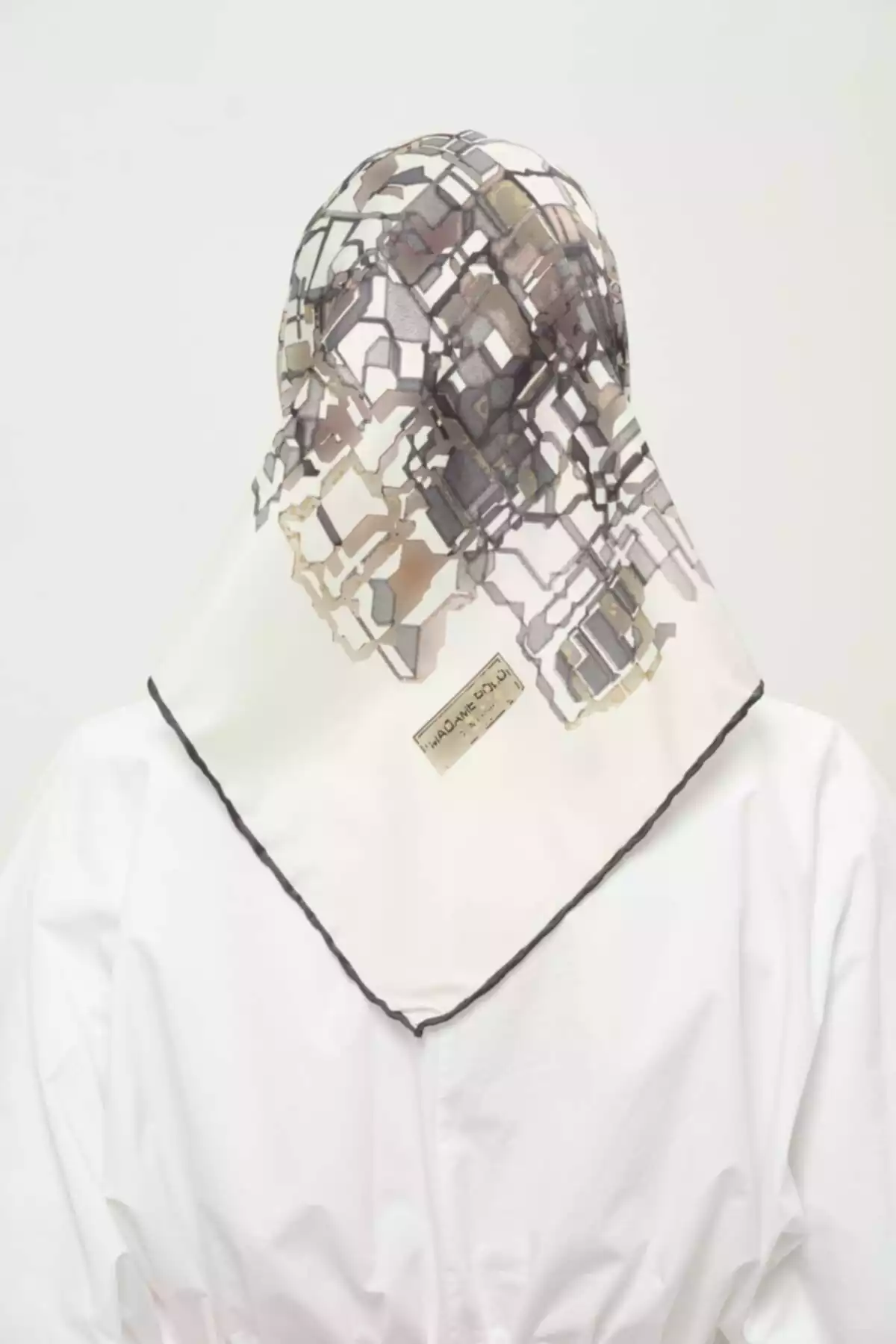 روسری لیز نمیخورد روزانه طرحدار چاپی چند رنگ غیر کریستالی برند Madame Polo کد 1757934671