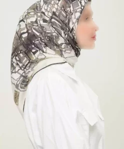 روسری لیز نمیخورد روزانه طرحدار چاپی چند رنگ غیر کریستالی برند Madame Polo کد 1757934671