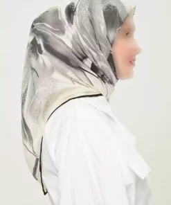 روسری لیز نمیخورد روزانه طرحدار چاپی چند رنگ غیر کریستالی برند Madame Polo کد 1757934731
