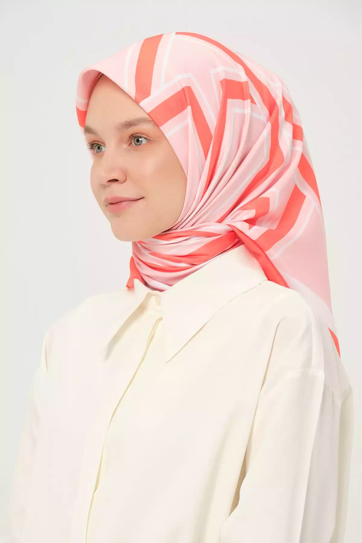 روسری پارچه دیجیتالی تویل چند رنگ 90x90cm برند Madame Polo کد 1757932863