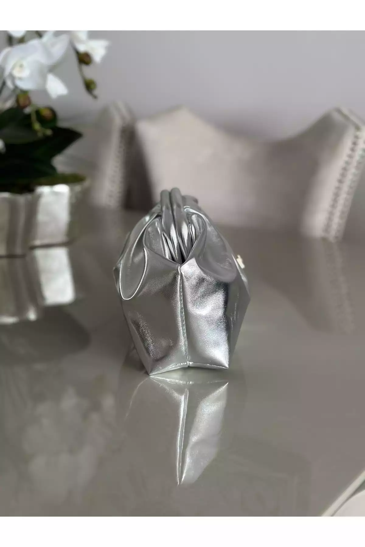 کیف مجلسی چرم مصنوعی روزانه براق نقره بنددار زنانه برند mossi کد 1758408068