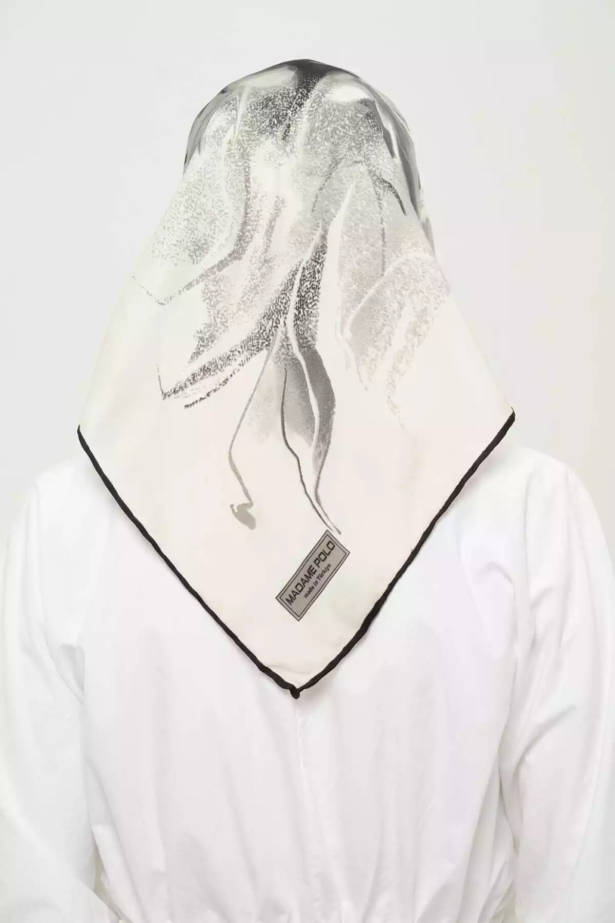 روسری لیز نمیخورد روزانه طرحدار چاپی چند رنگ غیر کریستالی برند Madame Polo کد 1757934731