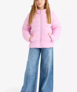 به فارسی میتوان ترجمه کرد: "کاپشن شلنگی زنانه بچهگانه با کلاه و زیپ ضدآب" برند Defacto - 985084511