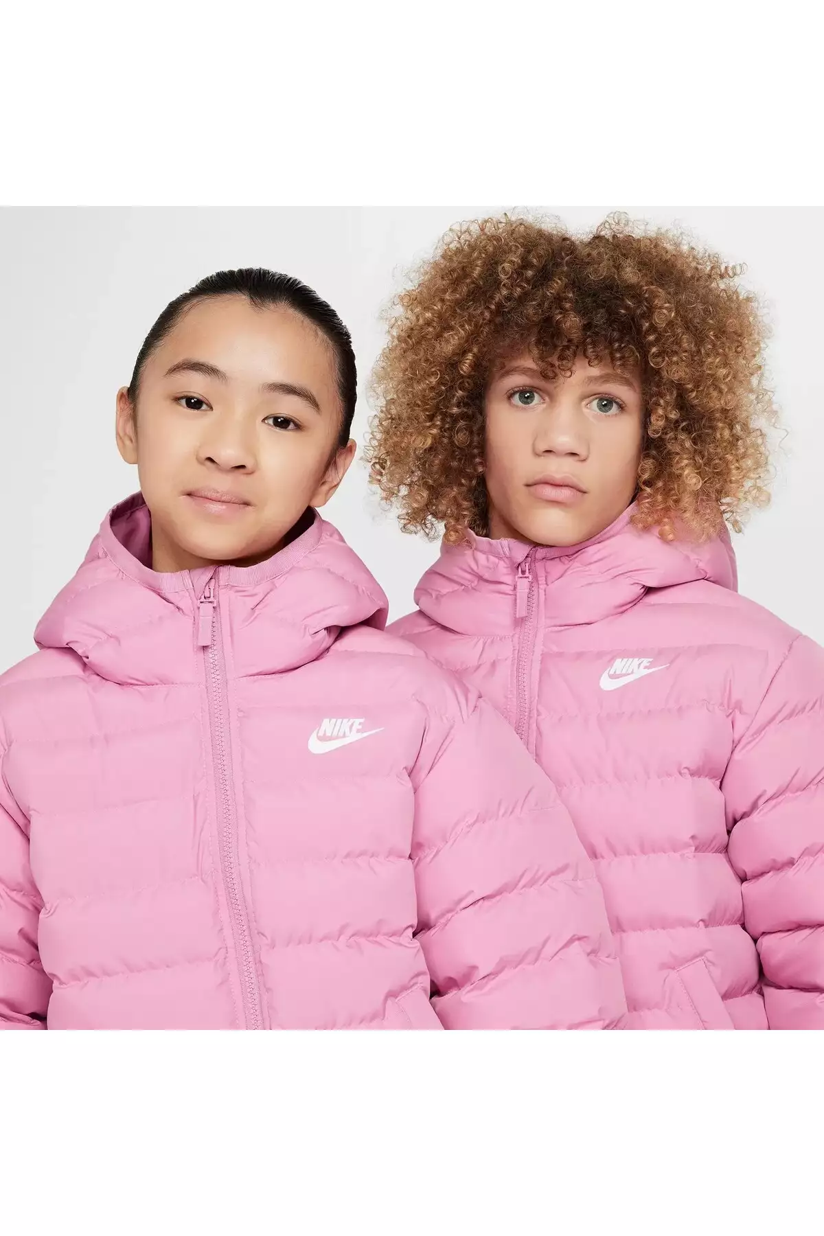 عطر ورزشی سبک با پر مصنوعی، مانتوی زمستانی دخترانه صورتی برند Nike - 991255263