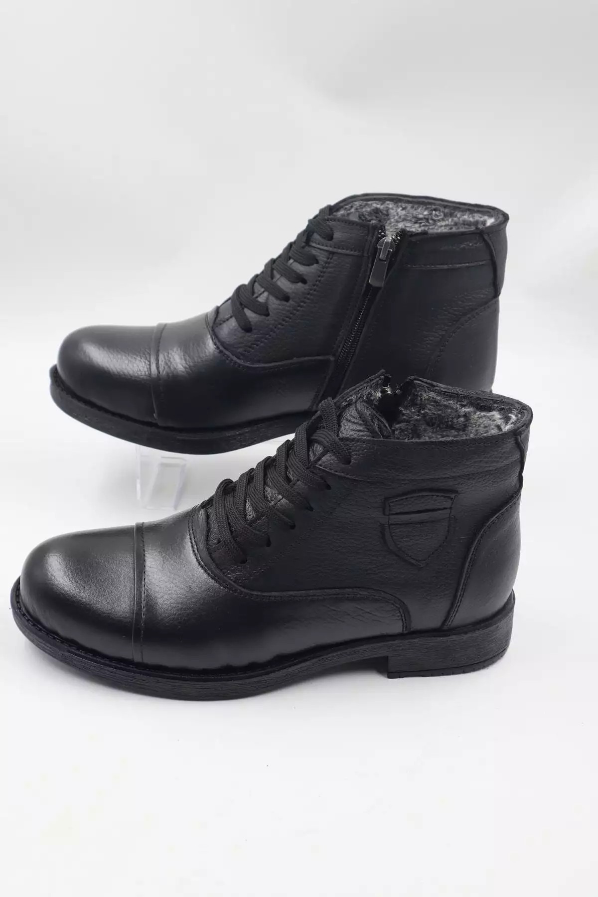 کتانی مردانه با رویه چرم طبیعی و داخلی پشمی، زیپدار، رنگ مشکی، مناسب استفاده روزمره برند nazenintasarımlar - 184686120