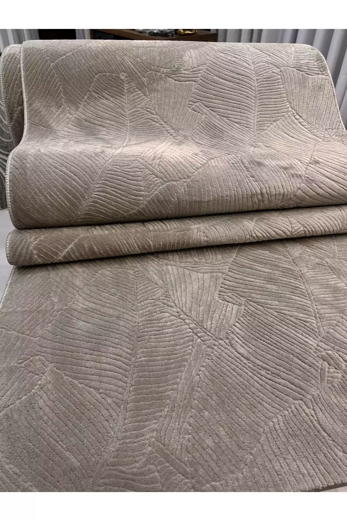 فرش برشخورده باغی رنگ بژ تیره با زیره نرم رویاف برند Merinos - 777644543