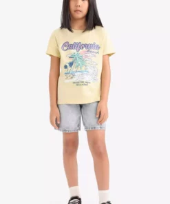 تیشرت کوتاه آستین دخترانه با یقه دوچرخهای و طرح چاپی E0351A825SM برند Defacto - 939755106