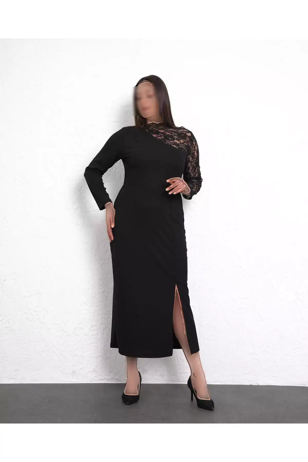 پیراهن مجلسی maxi مشکی با دکلته یک طرفه، جزئیات دانتل و شقـــتگی، مناسب برای خانمها سایز بزرگ 24705. برند Butik Nilyam - 874877764