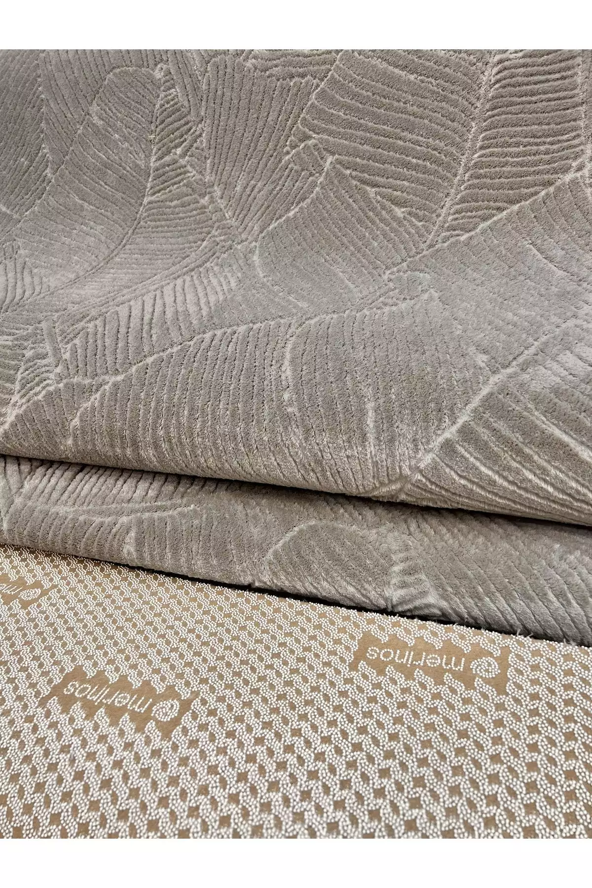 فرش برشخورده باغی رنگ بژ تیره با زیره نرم رویاف برند Merinos - 777644543