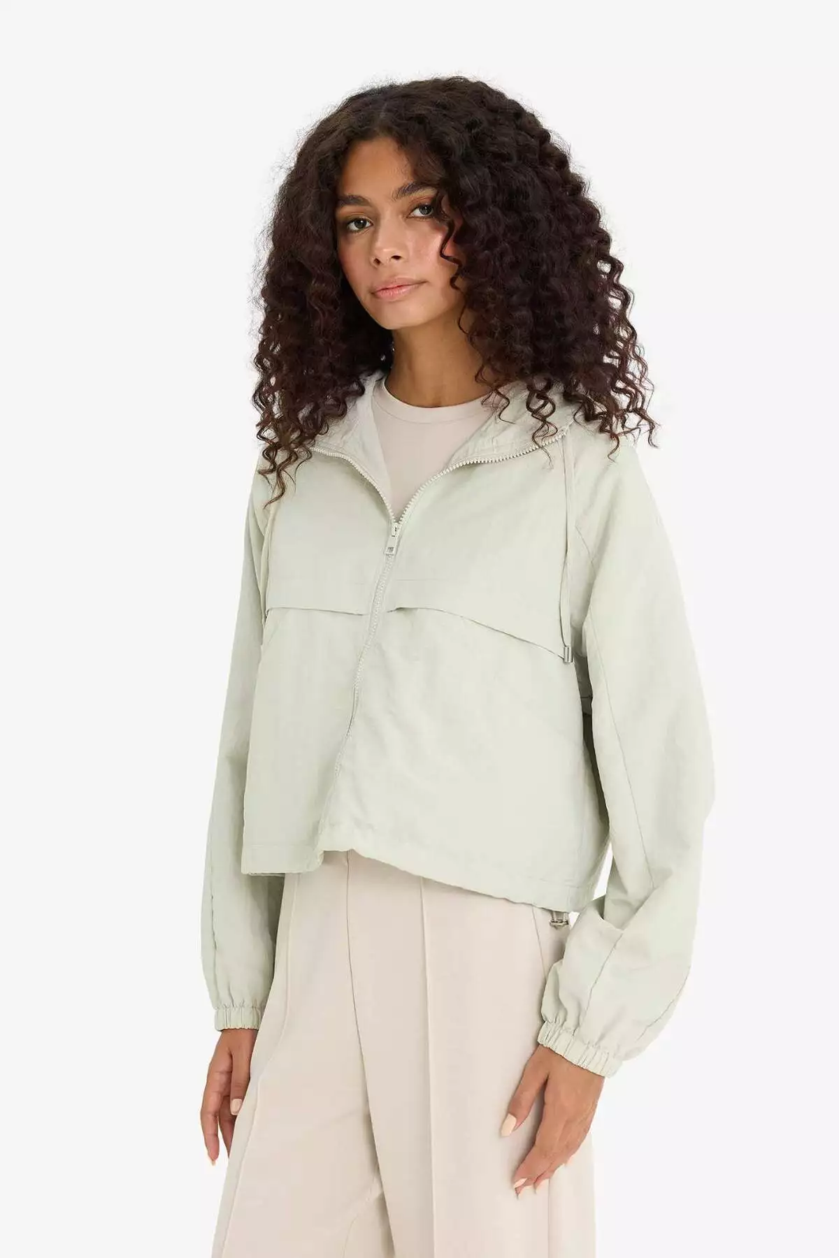 بارانی کوتاه با زیپ و کلاهدار مناسب اندام معمولی E8546AX25AU برند Defacto - 975899451