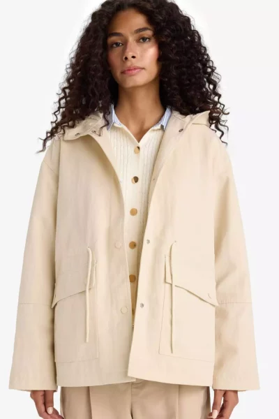 بارانی کلاه‌دار با جیب و دکمه‌دار Regular Fit E8563AX25AU برند Defacto - 982003658