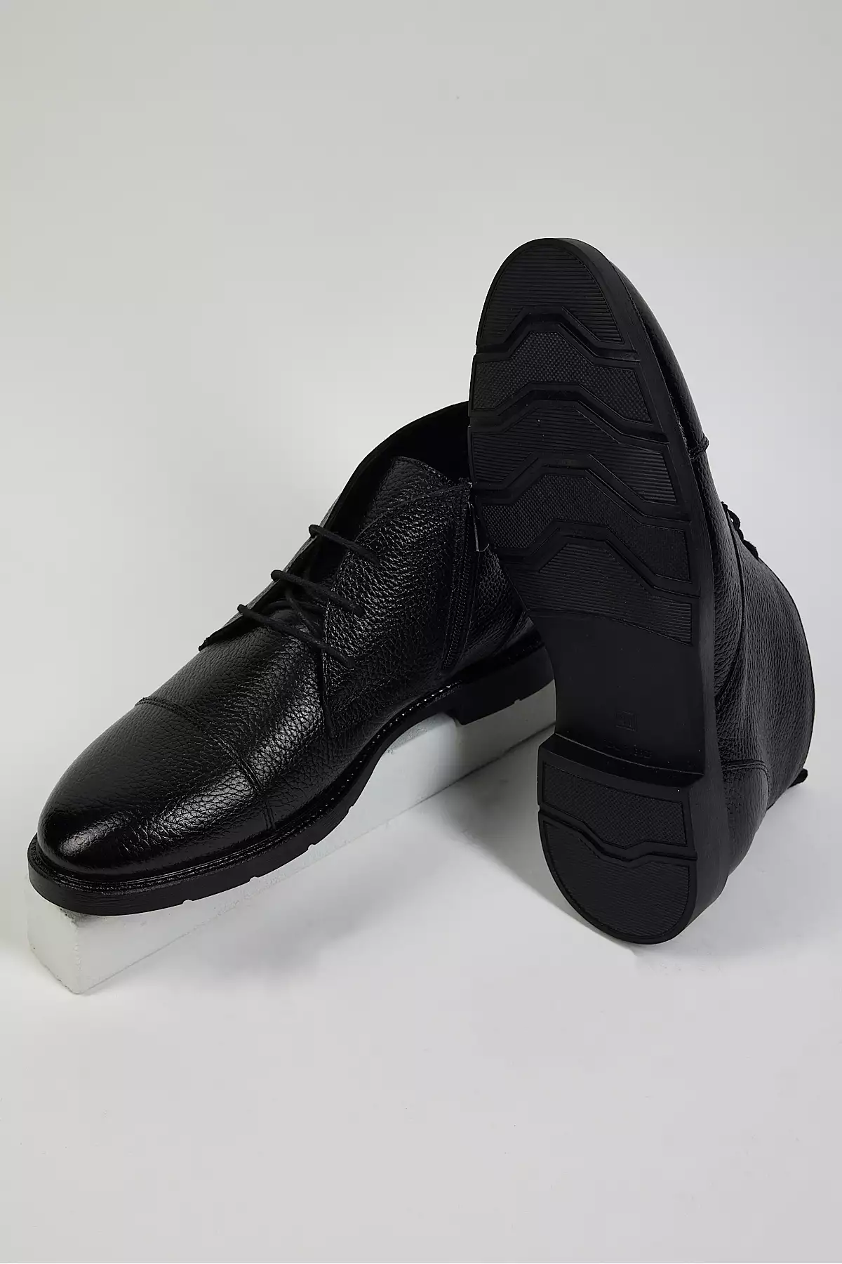 کفش بوت مردانه راحت با طراحی کلاسیک جلو بنددار از جنس چرم طبیعی مشکی برند Tonny Black - 790160374