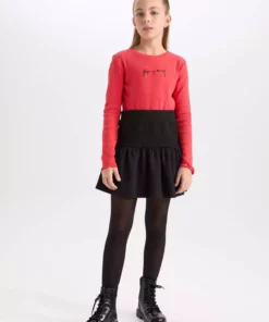 ست دو تکه دخترانه با یقه گرد و یقه دوخته شده با طرح تمثال آتاتürk، رنگ قرمز، با آستین بلند و شامل یک تیشرت و گیره مو. برند Defacto - 865140618