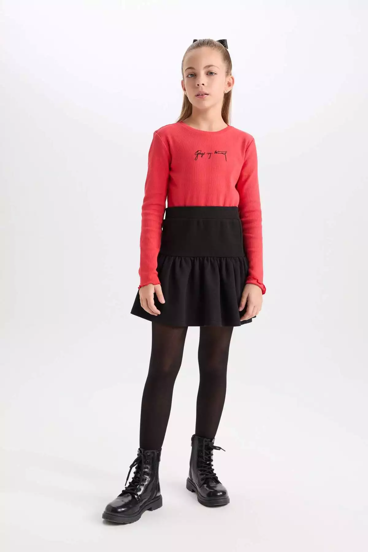 ست دو تکه دخترانه با یقه گرد و یقه دوخته شده با طرح تمثال آتاتürk، رنگ قرمز، با آستین بلند و شامل یک تیشرت و گیره مو. برند Defacto - 865140618