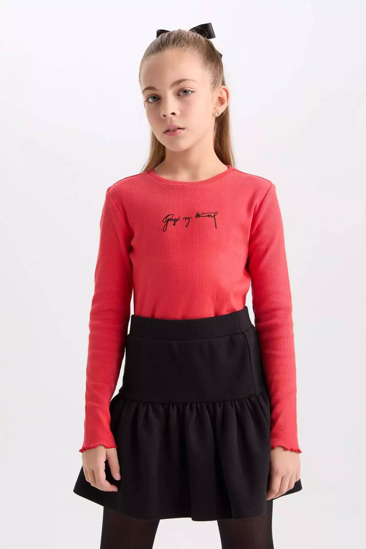 ست دو تکه دخترانه با یقه گرد و یقه دوخته شده با طرح تمثال آتاتürk، رنگ قرمز، با آستین بلند و شامل یک تیشرت و گیره مو. برند Defacto - 865140618