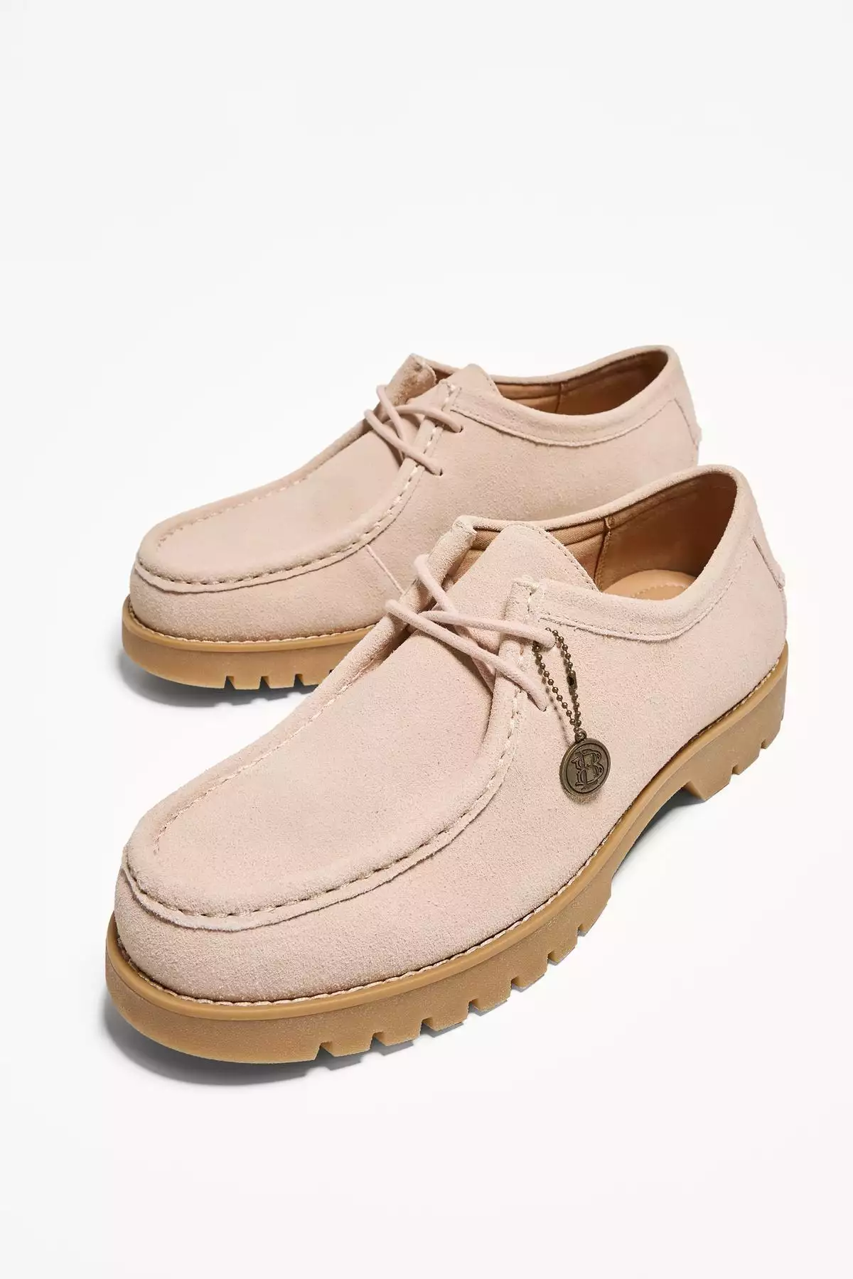کلیدساز با جزئیات و کفش قایق چرم پاره برند Bershka - 951485386