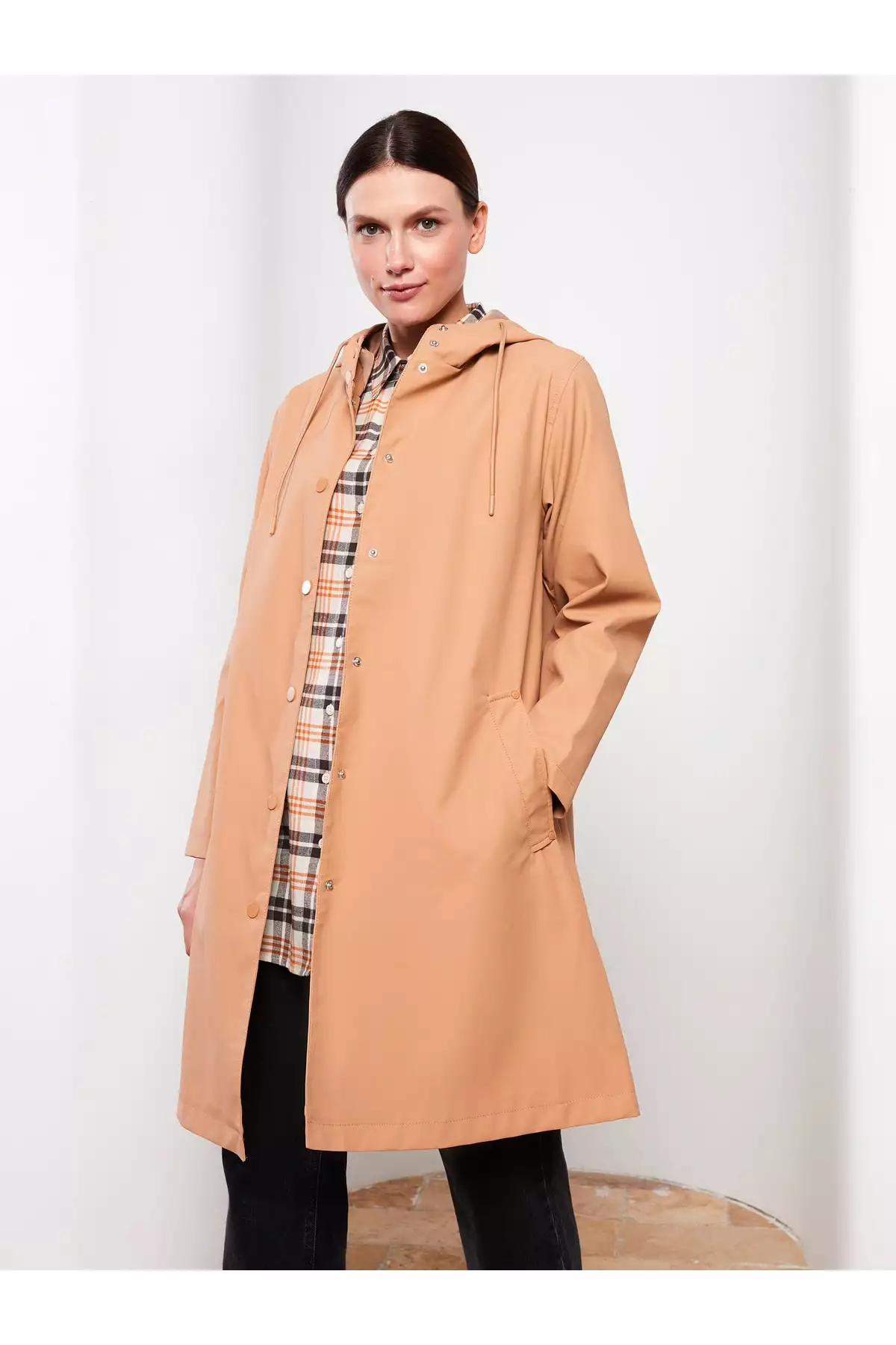 بارانی زنانه کلاهدار با آستینهای بلند و طراحی ساده برند LC Waikiki - 679303906