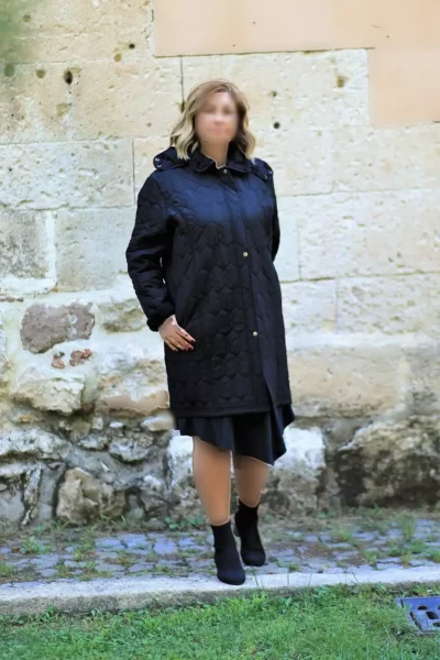 کاپشن زمستانی مشکی با کلاه و طراحی کاپیتونه مخصوص خانم‌ها در سایز بزرگ برند GLR&GYM - 68873287