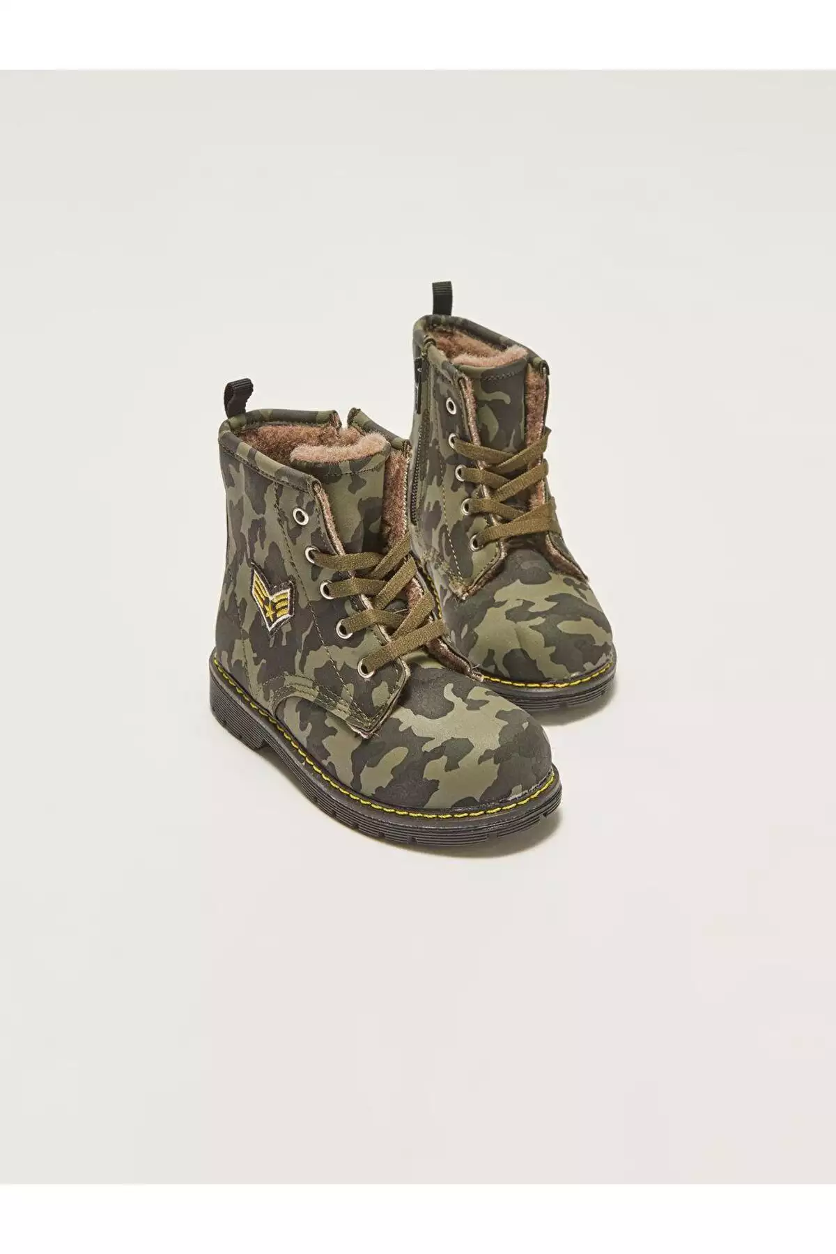 بوت نوزاد پسر با طراحی کموفلاژ و آستر پشمی، دارای بند و زیپ برند LC Waikiki - 940341870