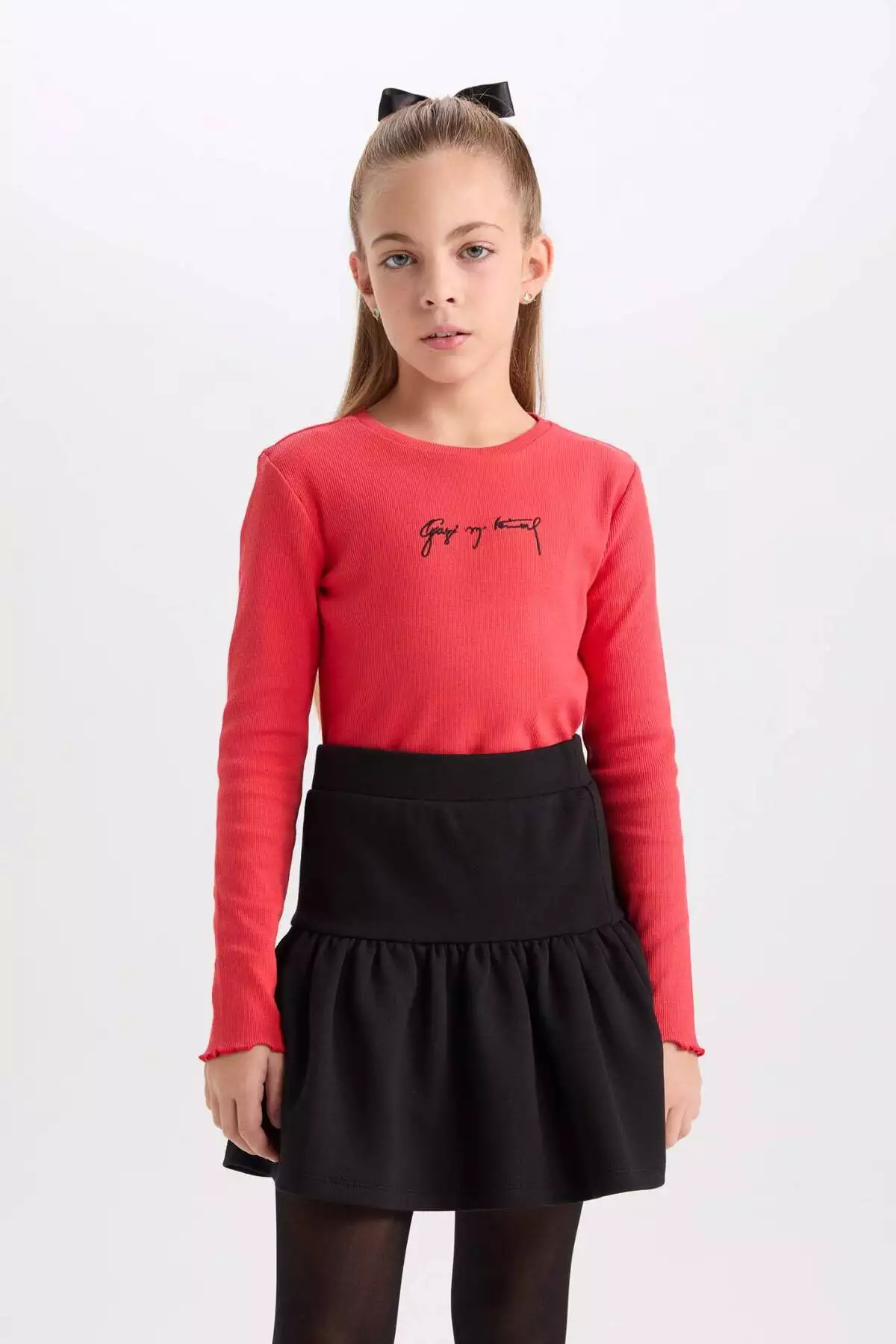 ست دو تکه دخترانه با یقه گرد و یقه دوخته شده با طرح تمثال آتاتürk، رنگ قرمز، با آستین بلند و شامل یک تیشرت و گیره مو. برند Defacto - 865140618