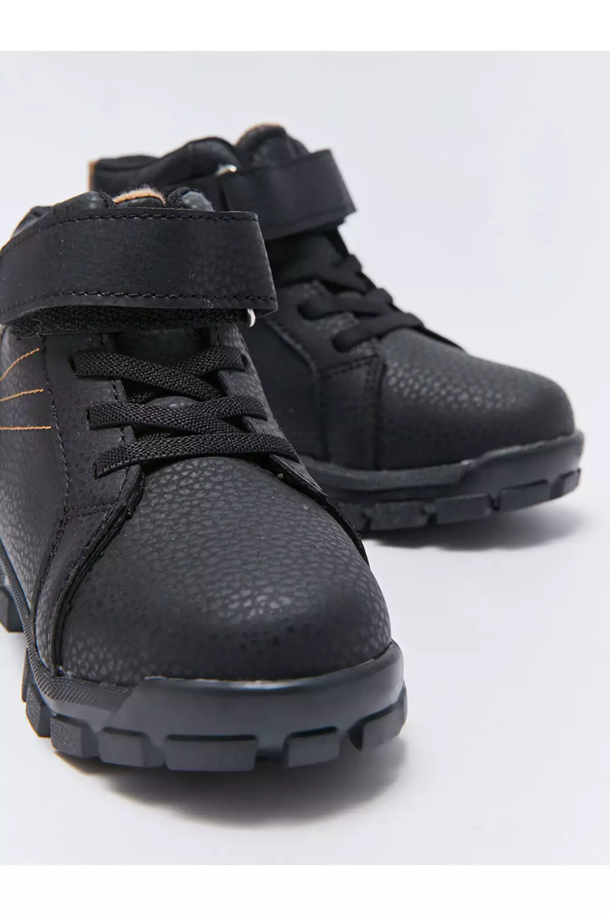 چکمههای پسرانه با رویه چرم و بند چسبی برند LC Waikiki - 890656314