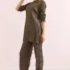 بلوز زنانه خاکی با یقه ی گیردار و شلوار پلو جین فیت دار TKM-19000180 برند Olalook - 637198419