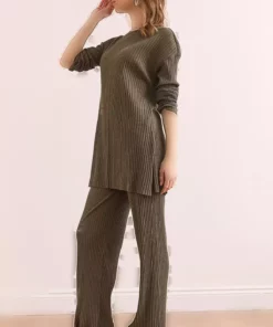 بلوز زنانه خاکی با یقه ی گیردار و شلوار پلو جین فیت دار TKM-19000180 برند Olalook - 637198419