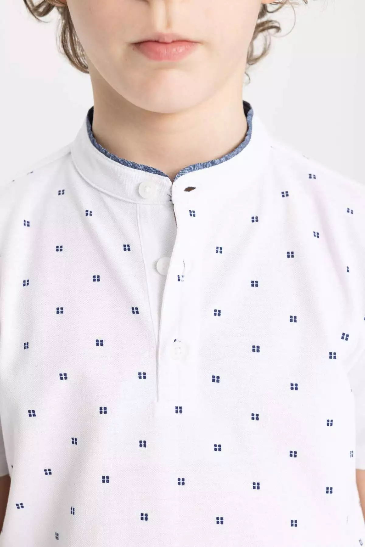 پیراهن پولوش کوتاه آستین با یقه راننده طرحدار برای پسران - کد B5938A824SM برند Defacto - 811110120