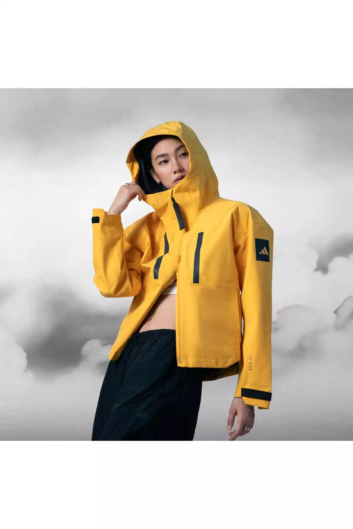 محصول W MYSHELTER R J به فارسی "W پناهگاه من R J" ترجمه میشود. برند adidas - 959276943